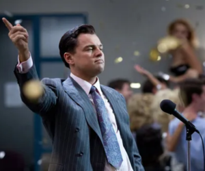 A imagem diz tudo: um rosto confiante, impecável, quase invencível. Ao fundo, o caos, o excesso e a adrenalina que definem o ecossistema do trading moderno. Mas o que não se vê é o mais relevante: o pulso acelerado, a bioquímica em curto-circuito e uma mente à beira do colapso. Este ícone do “lobo de Wall Street” simboliza uma era em que decisões são movidas mais por hormônios do que por razão. Na neuroeconomia, não é a gravata que define o trader, e sim a tempestade silenciosa que ocorre dentro do seu cérebro. Esta é a fachada da euforia; por trás, opera a química do risco.